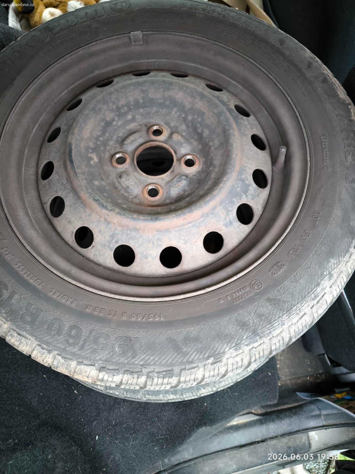 Disky s pneu 15. Daruji 4 ks ocelových disků se zimními pneu 195 /60R 15H 88H, dezén 3,85-4,7 mm. Ideálně na letní sjetí . Velikost 15". Pouze osobní předání Pardubice a okolí.
