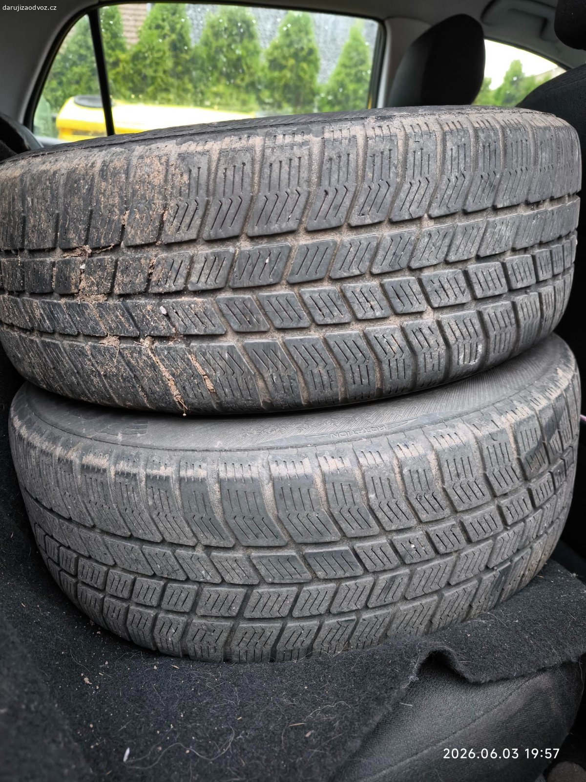 Disky s pneu 15. Daruji 4 ks ocelových disků se zimními pneu 195 /60R 15H 88H, dezén 3,85-4,7 mm. Ideálně na letní sjetí . Velikost 15". Pouze osobní předání Pardubice a okolí.