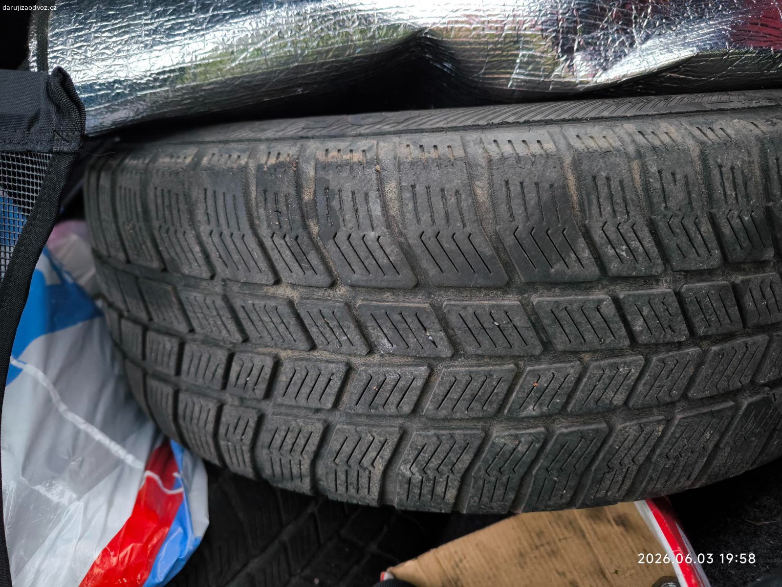 Disky s pneu 15. Daruji 4 ks ocelových disků se zimními pneu 195 /60R 15H 88H, dezén 3,85-4,7 mm. Ideálně na letní sjetí . Velikost 15". Pouze osobní předání Pardubice a okolí.