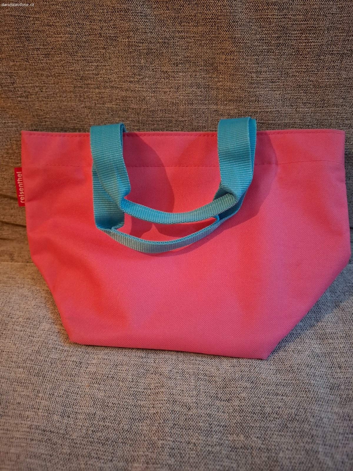 Dívčí kabelky. cca 30 x 20 cm;
dobrý stav, 
jedna má funkční zipy, druhá se zapíná na knoflík (modré srdíčko);