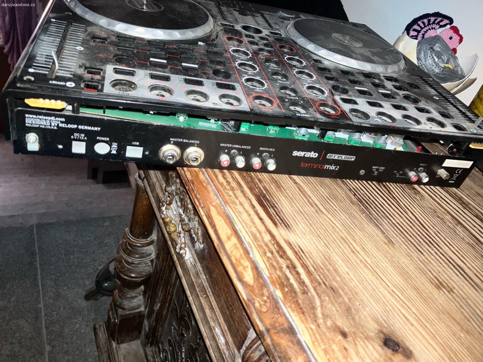 DJ kontroler Reloop Terminal Mix 2. Platí do smazání 

Daruji za odvoz torzo DJ kontroleru Reloop Terminal Mix 2 (určeno pro software Serato).
Zařízení je nefunkční, nekompletní a částečně rozebrané – viz přiložené fotografie