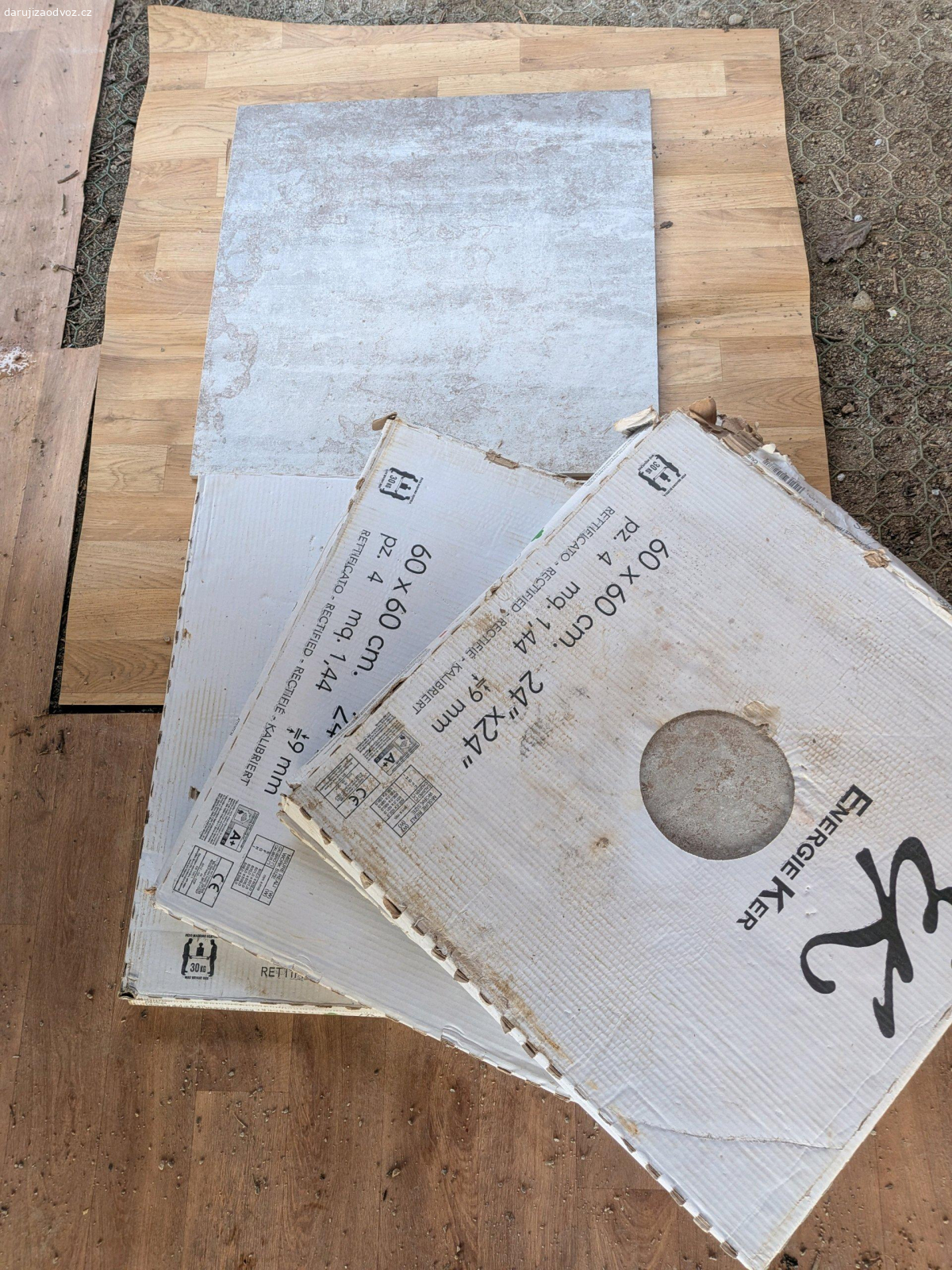 Dlažba 5 balíku. rozměr kachle 60x60cm, celková výměra plochy 7.2m. Vzor viz foto