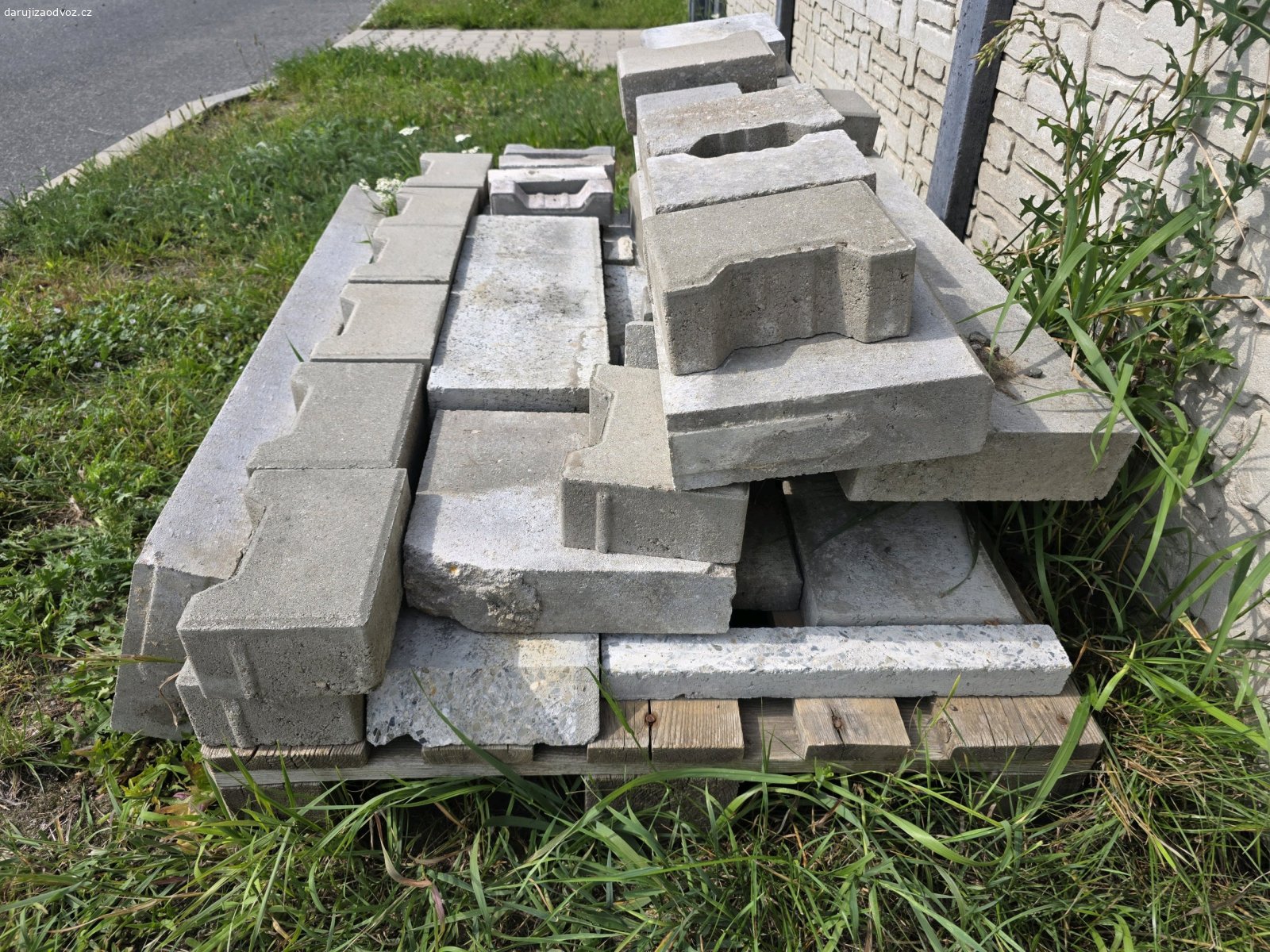 Dlažba k mání - zbytky. Daruji zbytky po dláždění venkovní dlažby. Jde o krajová "I"čka tloušťky 8cm, cca 12ks; obrubník 100x25x8cm 3ks + dořezy, obrubník 100x20x4cm dořezy atd. Ideálně odvézt vše včetně palety. Kdykoli k dispozici