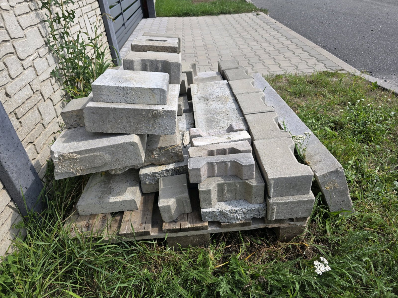 Dlažba k mání - zbytky. Daruji zbytky po dláždění venkovní dlažby. Jde o krajová "I"čka tloušťky 8cm, cca 12ks; obrubník 100x25x8cm 3ks + dořezy, obrubník 100x20x4cm dořezy atd. Ideálně odvézt vše včetně palety. Kdykoli k dispozici