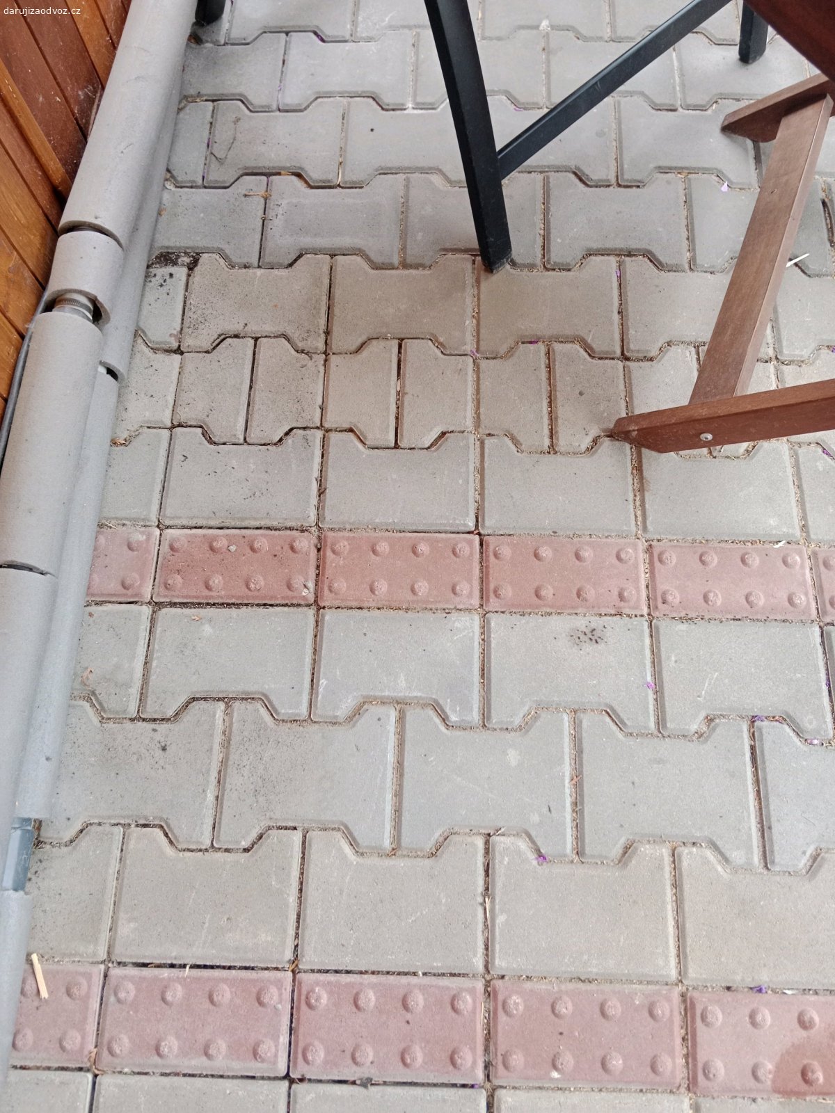 Dlažba. Daruji přechodovou červenou dlažbu cca 48 ks, půlky cca 80 ks, ukončovací cca 96 ks a íčko cca 156 ks, velikosti jsou 2 (6 cm až 8 cm). Dohromady je toho cca 9 m.