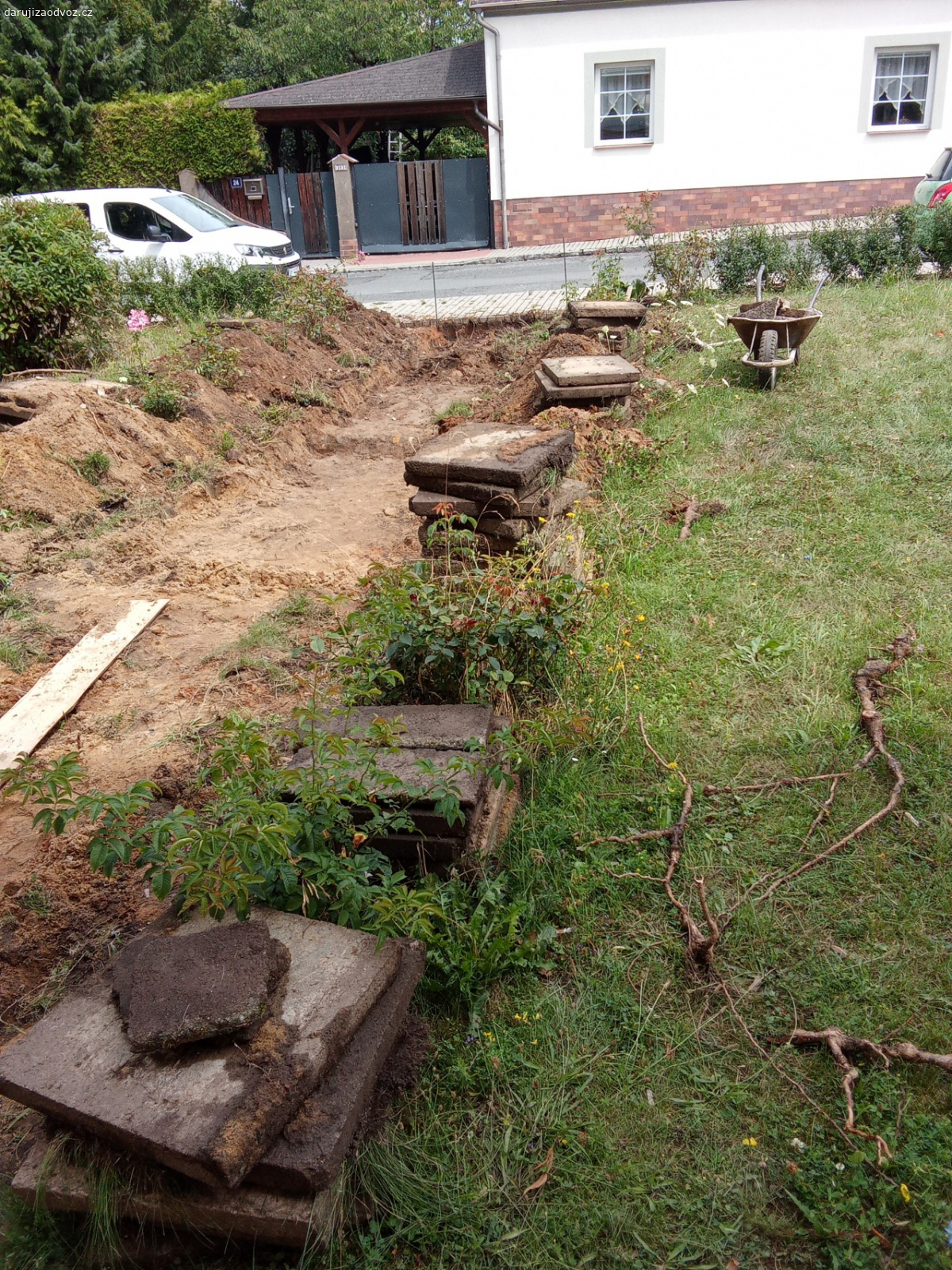 Daruji dlaždice 50x50. spěchá cca 80 dlaždic pouze volejte