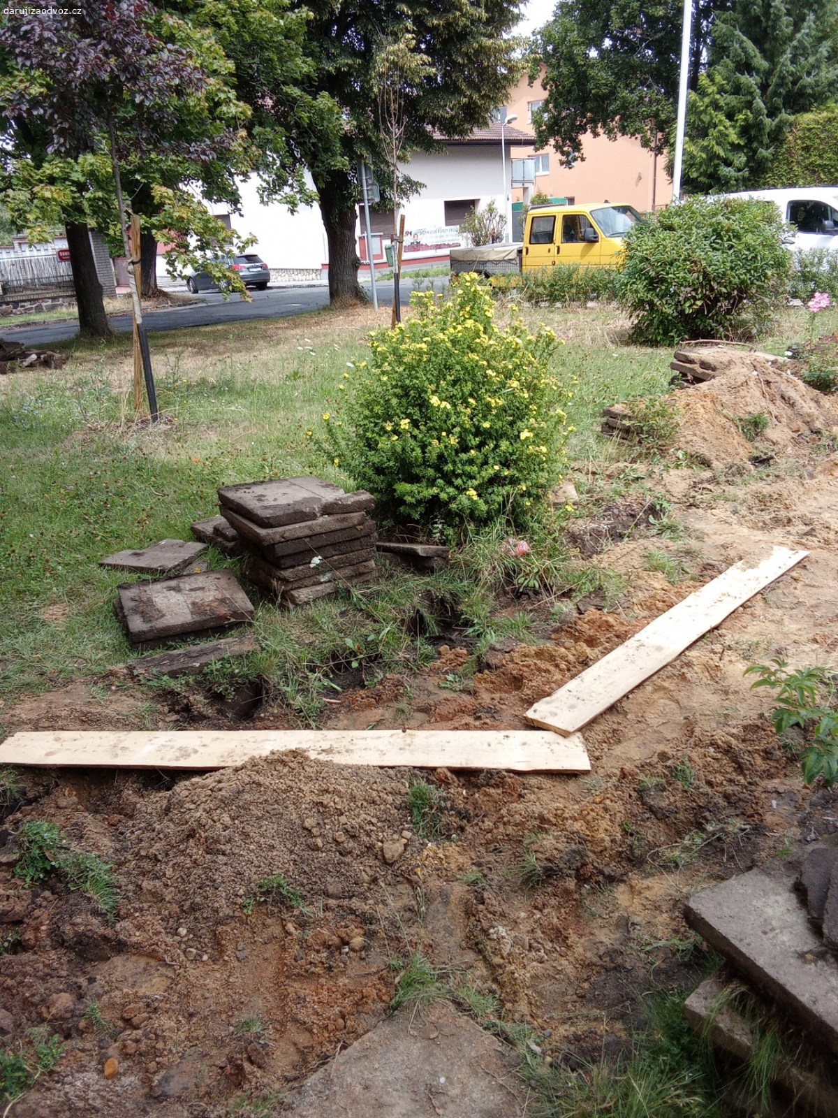 Daruji dlaždice 50x50. spěchá cca 80 dlaždic pouze volejte