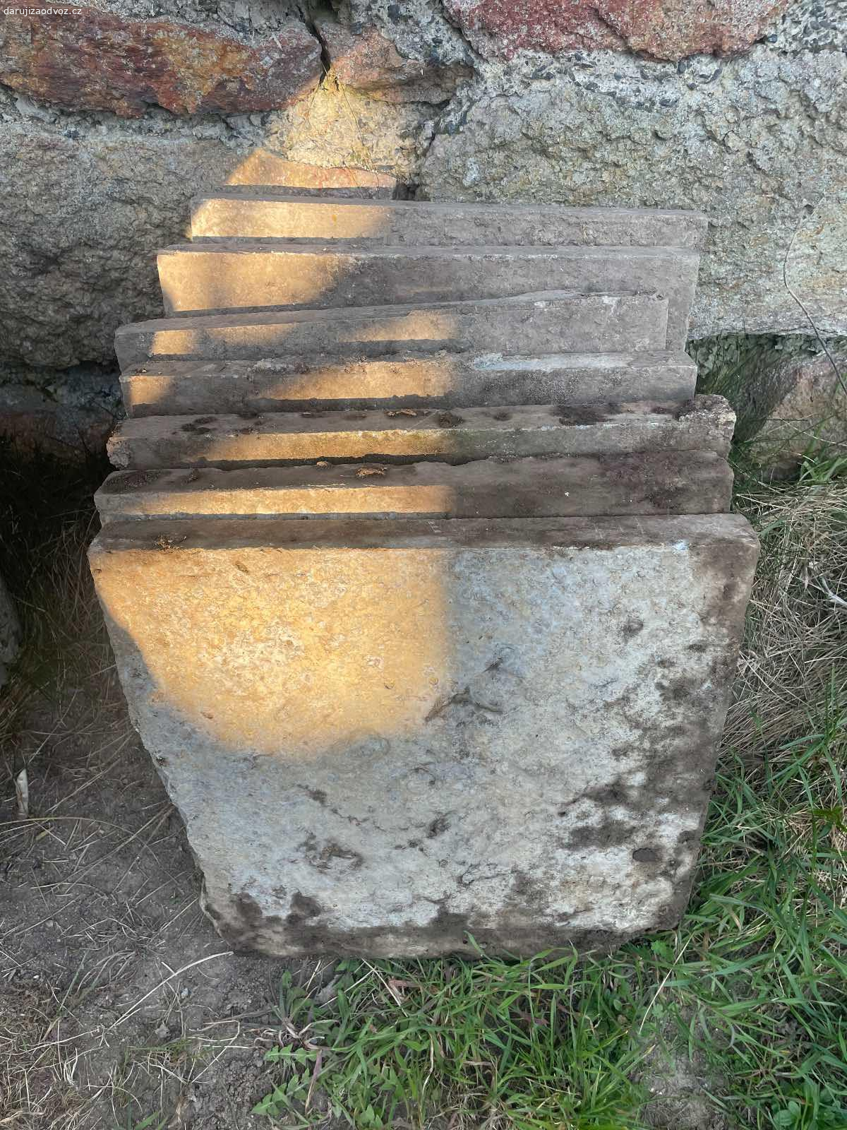 Betonové dlaždice - 40 x 40 cm (7ks) - ZA ODVOZ. Daruji ZA ODVOZ betonové dlaždice, rozměr: 40 x 40 cm (7ks). K vyzvednutí po předchozí domluvě u Zbečna na Rakovnicku (50 min od Prahy). Daruji další věci za ODVOZ viz. inzeráty!