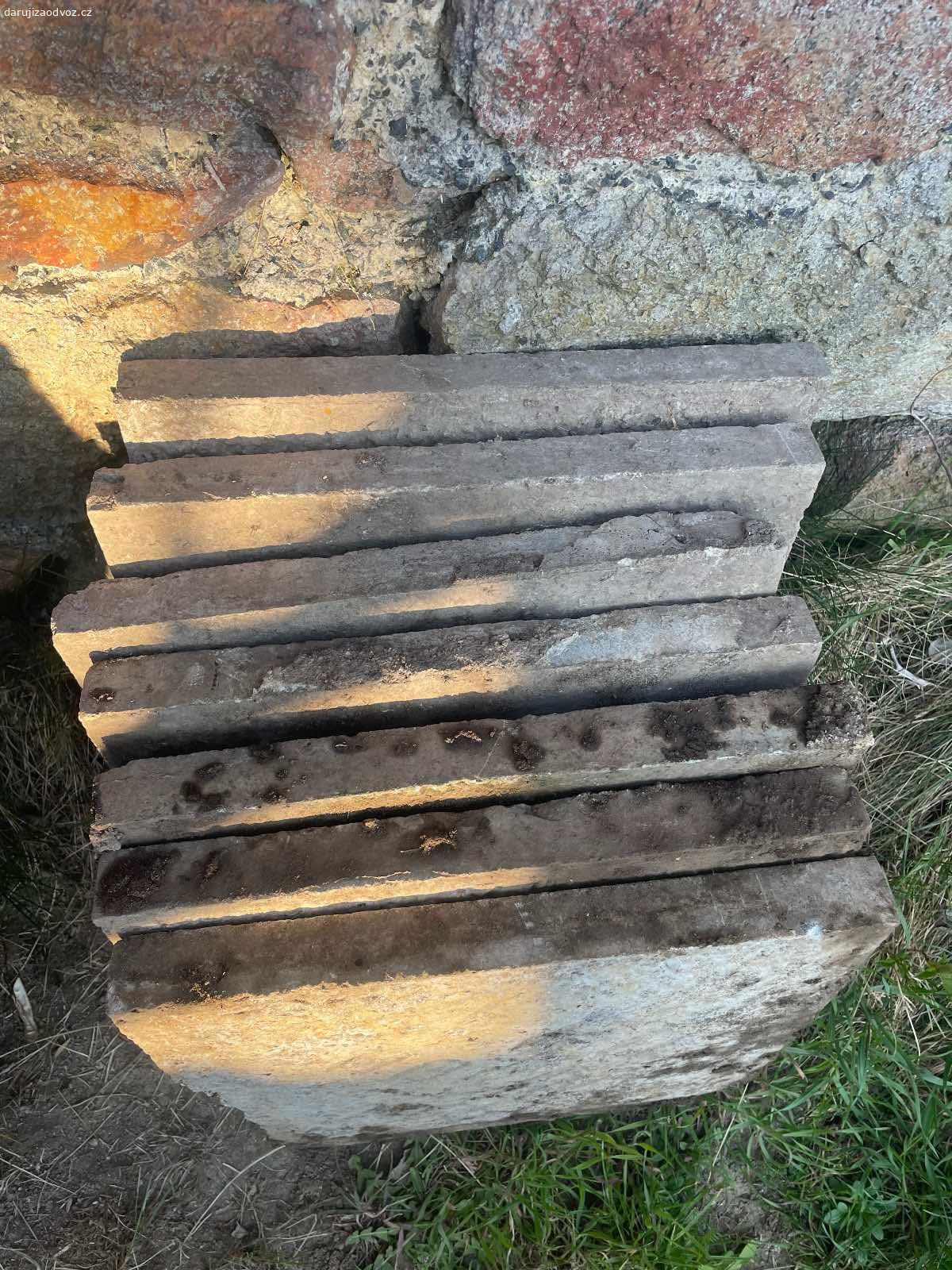 Betonové dlaždice - 40 x 40 cm (7ks) - ZA ODVOZ. Daruji ZA ODVOZ betonové dlaždice, rozměr: 40 x 40 cm (7ks). K vyzvednutí po předchozí domluvě u Zbečna na Rakovnicku (50 min od Prahy). Daruji další věci za ODVOZ viz. inzeráty!