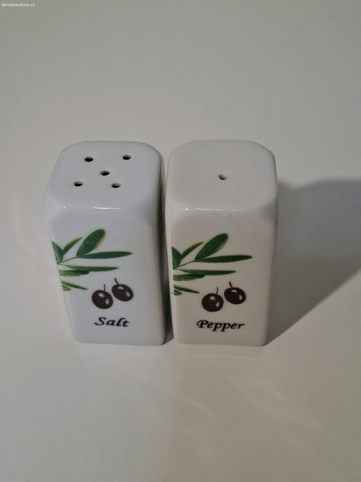 Dochucovací keramická sada. Daruji dochucovací sadu. Ke mě se dostala z druhé ruky ale nevyužiju ji. Zevnitř vypadá nepoužívaně, zvenku jsou dna nádobek jsou trochu ošoupaná a zašpiněná.