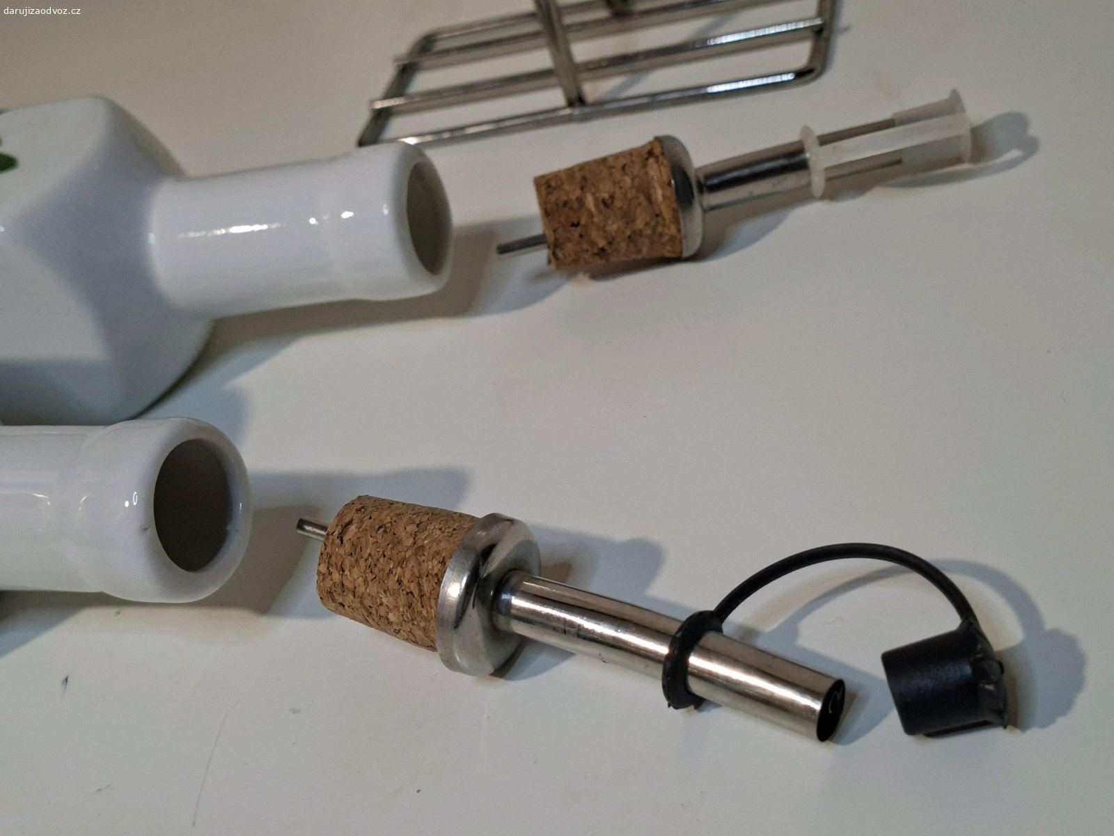 Dochucovací keramická sada. Daruji dochucovací sadu. Ke mě se dostala z druhé ruky ale nevyužiju ji. Zevnitř vypadá nepoužívaně, zvenku jsou dna nádobek jsou trochu ošoupaná a zašpiněná.