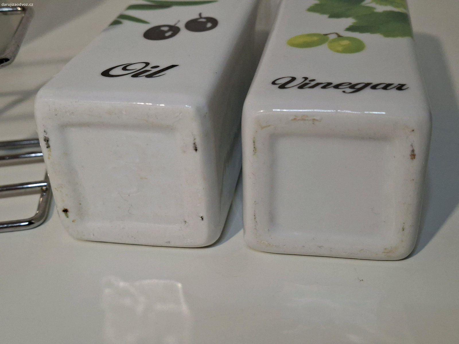 Dochucovací keramická sada. Daruji dochucovací sadu. Ke mě se dostala z druhé ruky ale nevyužiju ji. Zevnitř vypadá nepoužívaně, zvenku jsou dna nádobek jsou trochu ošoupaná a zašpiněná.