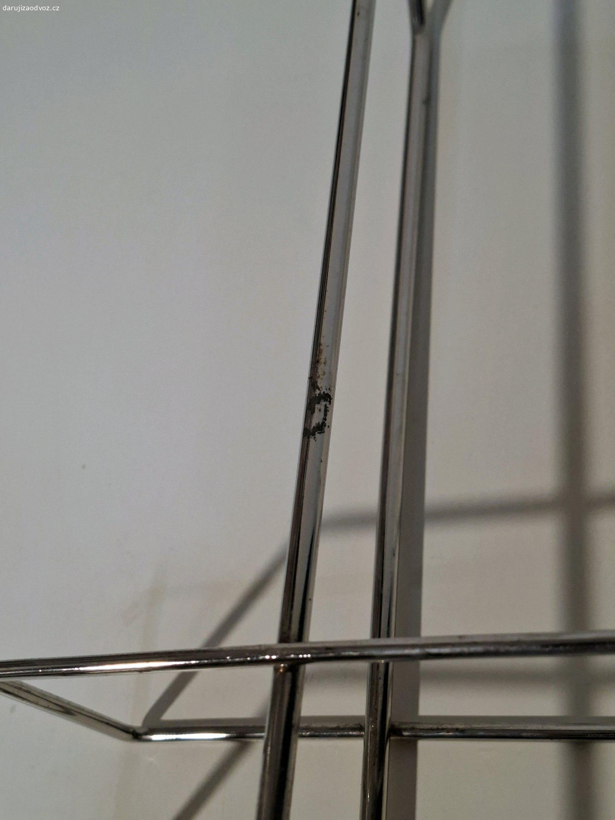 Dochucovací keramická sada. Daruji dochucovací sadu. Ke mě se dostala z druhé ruky ale nevyužiju ji. Zevnitř vypadá nepoužívaně, zvenku jsou dna nádobek jsou trochu ošoupaná a zašpiněná.