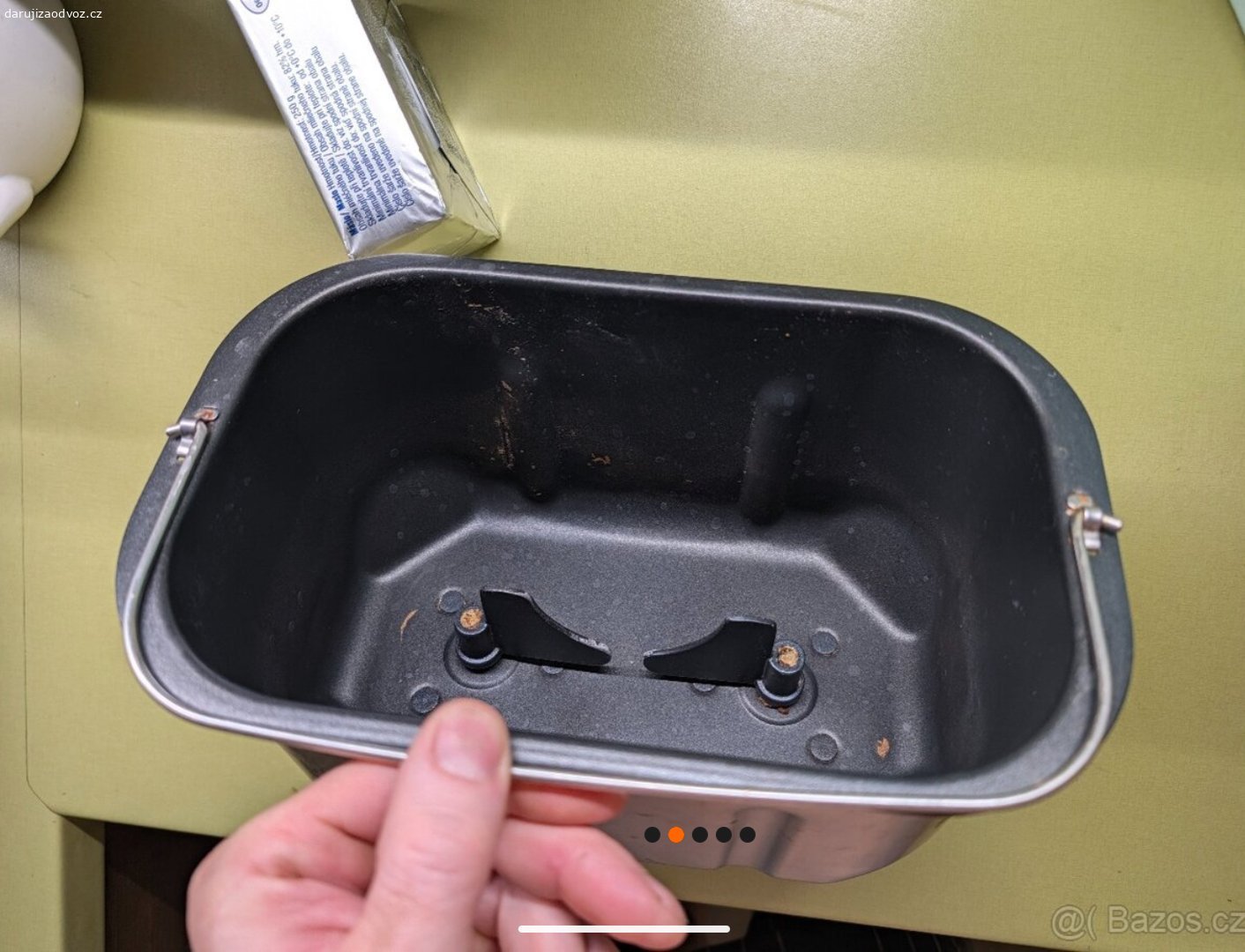 Domácí pekárna ETA Delicca II 7149. Máme 2 pekárny ETA Delicca II. U obou je stejná vada: netočí se hnětací háky. Topná spirála funguje bez problému.

=== CO S NIMI JDE DĚLAT ===

JOGURTOVAČ: pekárna má program na přípravu jogurtu, který hnětací háky nepotřebuje. My ji tak používáme běžně. Má velkou nádobu, takže děláme 1,5 l jogurtu, klidně by šly i 2 l.
PEČENÍ CHLEBA: těsto si zadělejte v kuchyňském robotu a upečte ho v pekárně. I takhle ji po poruše háků používáme.
NÁHRADNÍ DÍLY: nebo si je někdo opraví (i když tomu moc nevěřím).

=== STAV ===

Obě jsou dost používané, ale podle mě ještě mohou posloužit. Jedna pekárna má dole odštípnutý kus krytu (jen kosmetická vada).

=== PŘÍSLUŠENSTVÍ ===

Nabízíme jen jednu mísu. Druhou si necháme jako náhradní díl, protože jsme se rozhodli koupit jinou, novou. I po letech tato ETA nemá konkurenci.

=== CENA === 
Nabízíme zdarma tu jednu pekárnu bez mísy. Druhou prodáváme, sem to píšu jen proto, že je mám vyfocené obě najednou, tak ať to neplete.

Osobní vyzvednutí i zaslání.
