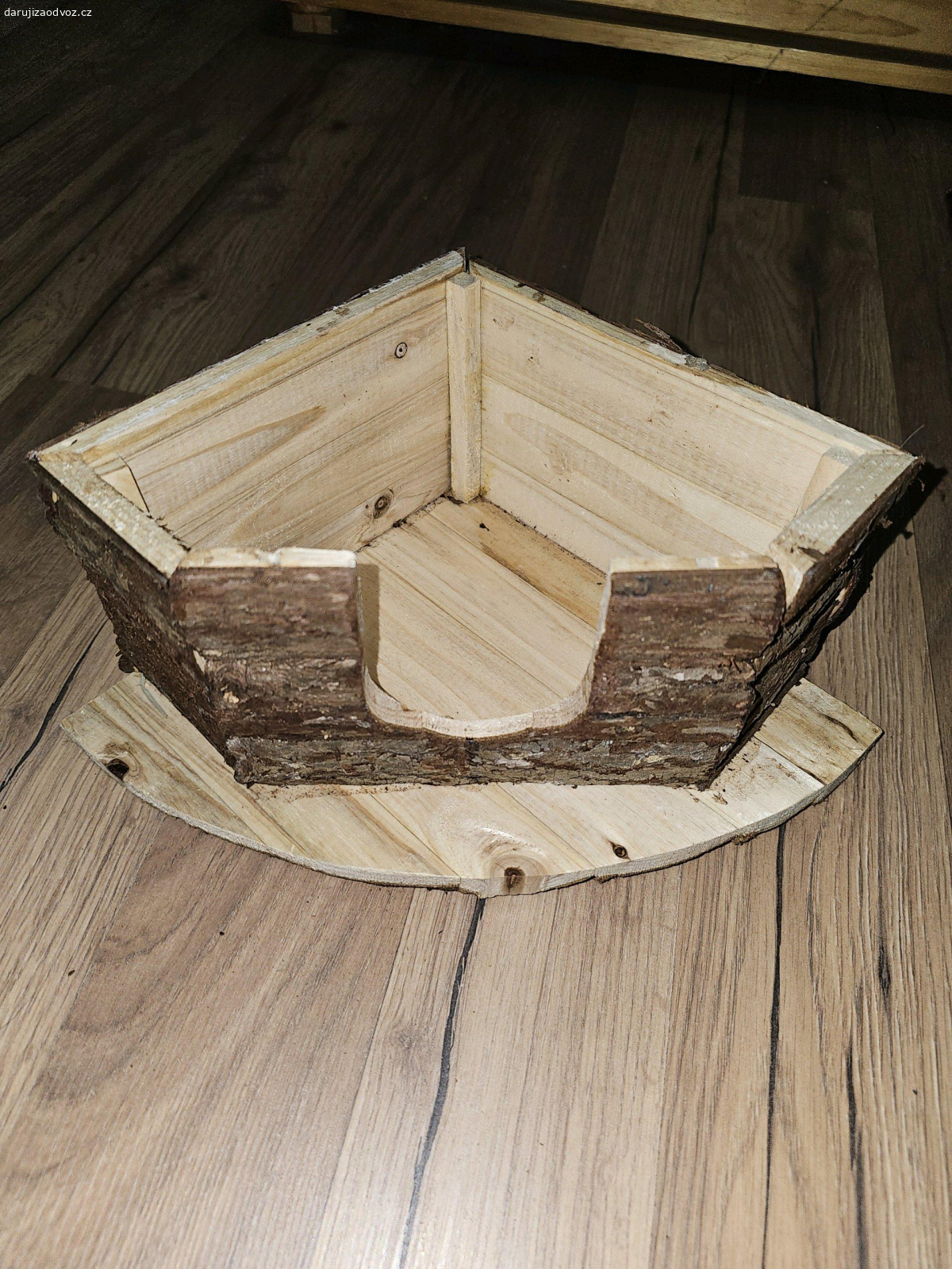 Domeček pro morče. Daruji domeček pro morče koupila jsem ho původně pro králíka ale je menší než jsem čekala. Je trochu používaný. Ale určitě ještě poslouží je v dobrém stavu.
Milka čokoláda potěší ale není podmínkou.