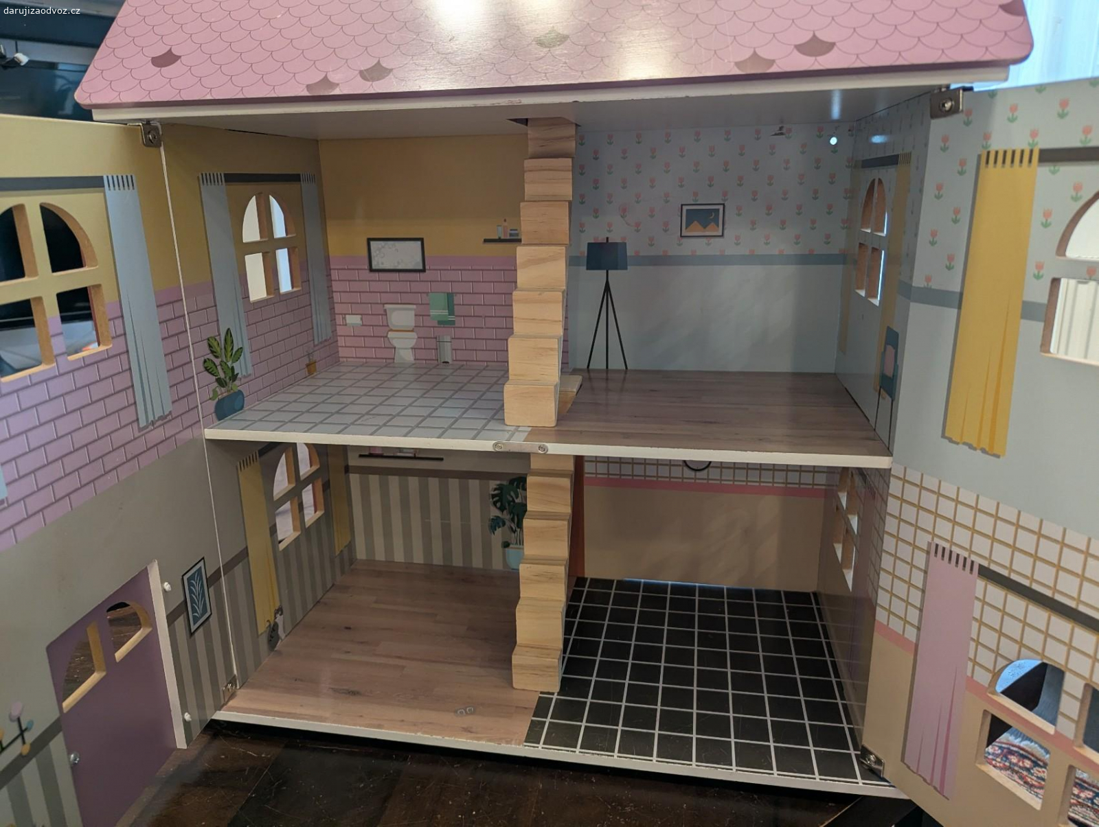 Domeček pro panenky. Velký domeček pro panenky. Nese známky používání viz foto. Uvítáme za to třeba kilo jablek nebo banánů :-)