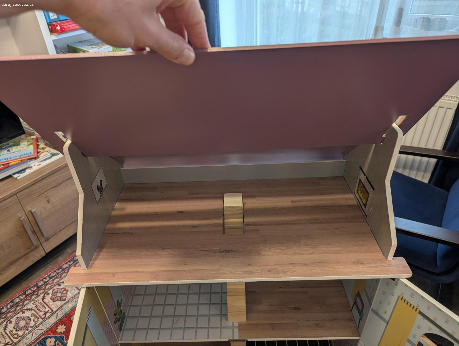 Domeček pro panenky. Velký domeček pro panenky. Nese známky používání viz foto. Uvítáme za to třeba kilo jablek nebo banánů :-)