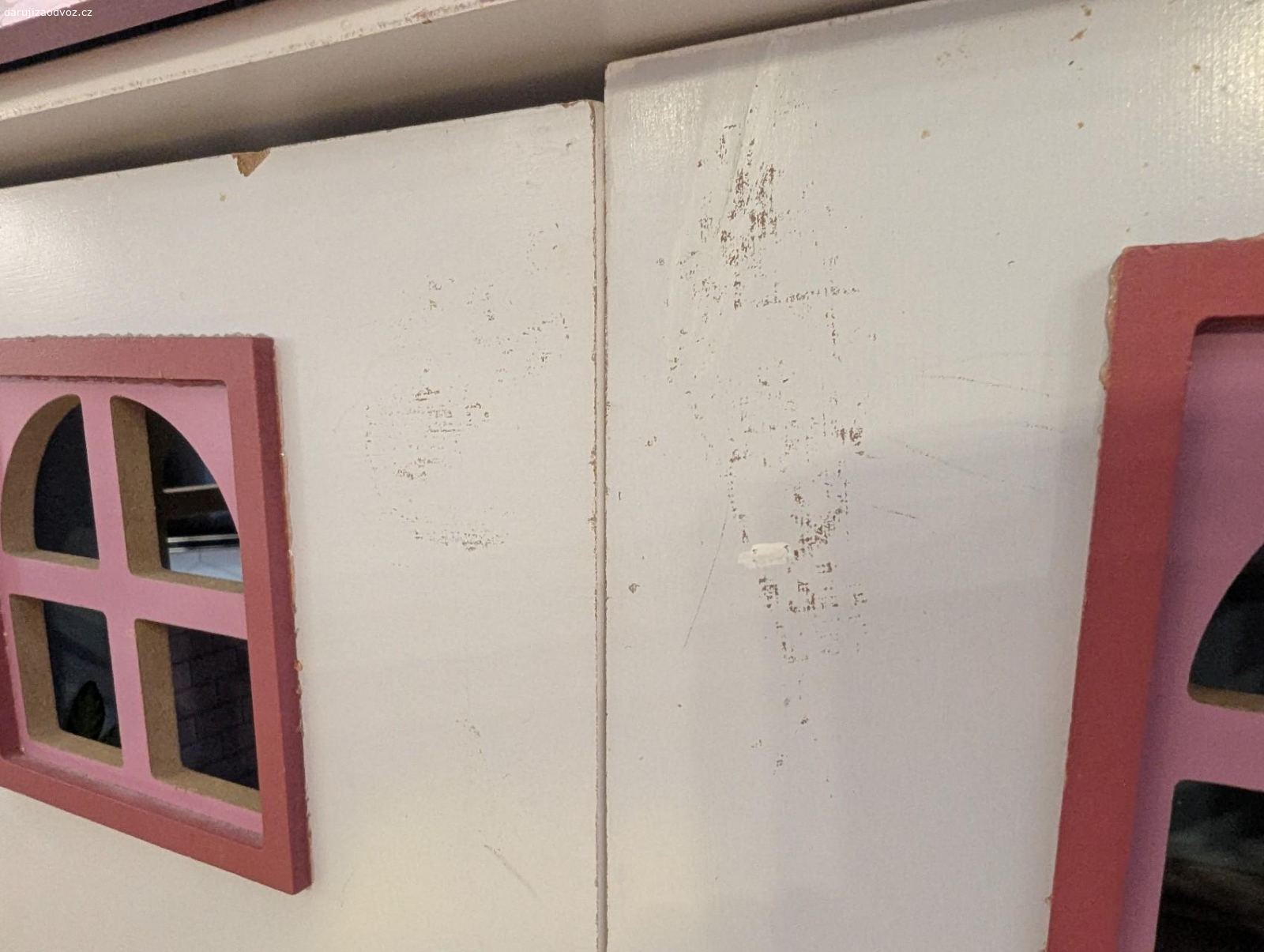 Domeček pro panenky. Velký domeček pro panenky. Nese známky používání viz foto. Uvítáme za to třeba kilo jablek nebo banánů :-)