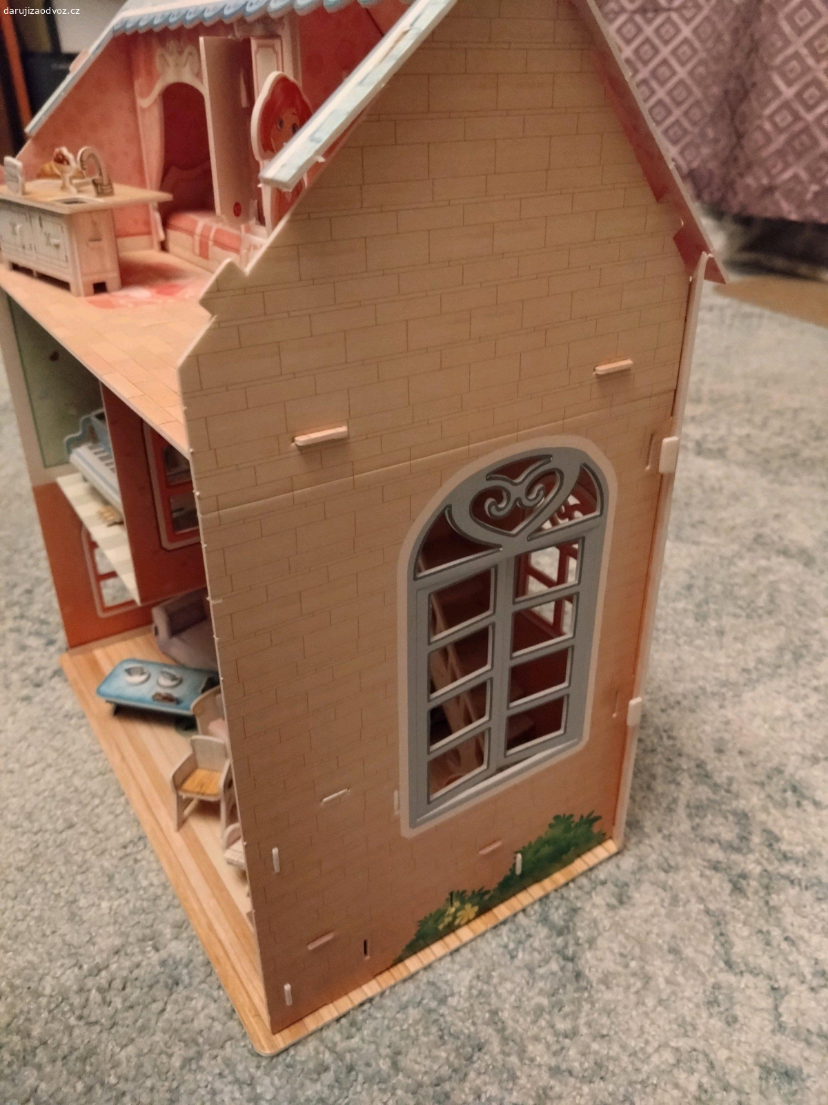 Domeček pro panenky. Vyměním za ovoce papírový domeček 27x34x15, osobní předání Českomoravská