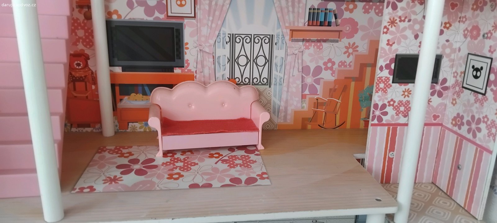 Domeček pro panenky. Daruji domeček pro panenky,střecha je vysisovana od sluníčka a tapeta se na některých místech loupe, vše nafoceno.