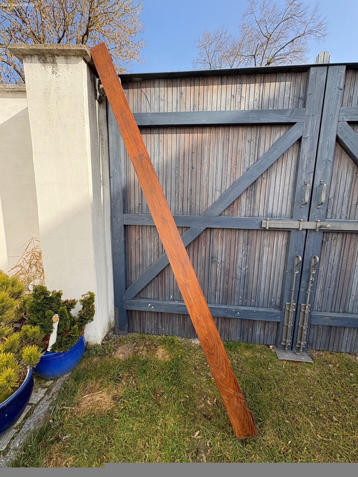 Dřevěná garnyž 280cm. Daruji za od oz dřevěnou garnyž / konzoly s tyčí na záclony a závěsy. Délka celková je 280 cm, při trochu zručnosti půjde zkrátit. Ostatní rozměry viz foto. Včetně 47 kroužků s žabkami. Pouze osobní odběr Sudoměřice u Bechyně. Nejde poslat!