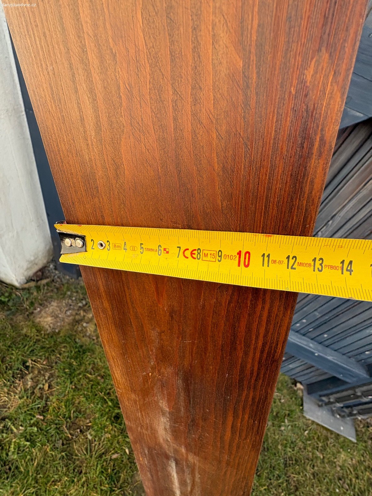 Dřevěná garnyž 280cm. Daruji za od oz dřevěnou garnyž / konzoly s tyčí na záclony a závěsy. Délka celková je 280 cm, při trochu zručnosti půjde zkrátit. Ostatní rozměry viz foto. Včetně 47 kroužků s žabkami. Pouze osobní odběr Sudoměřice u Bechyně. Nejde poslat!