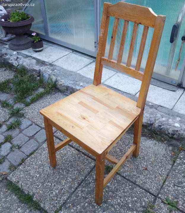Dřevěná jídelní židle z masivu. Nabízím dřevěnou židli z masivu, jeden kus, trochu se viklá, šikula si s tím určitě poradí - jestli mi chcete něco přinést, mám ráda kávu Nescafé - není podmínkou, uvítám rychlé jednání, odvoz Praha 10