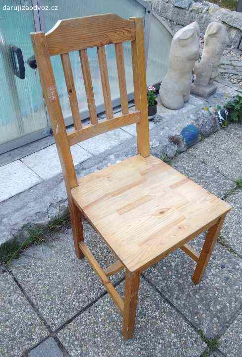 Dřevěná jídelní židle z masivu. Nabízím dřevěnou židli z masivu, jeden kus, trochu se viklá, šikula si s tím určitě poradí - jestli mi chcete něco přinést, mám ráda kávu Nescafé - není podmínkou, uvítám rychlé jednání, odvoz Praha 10