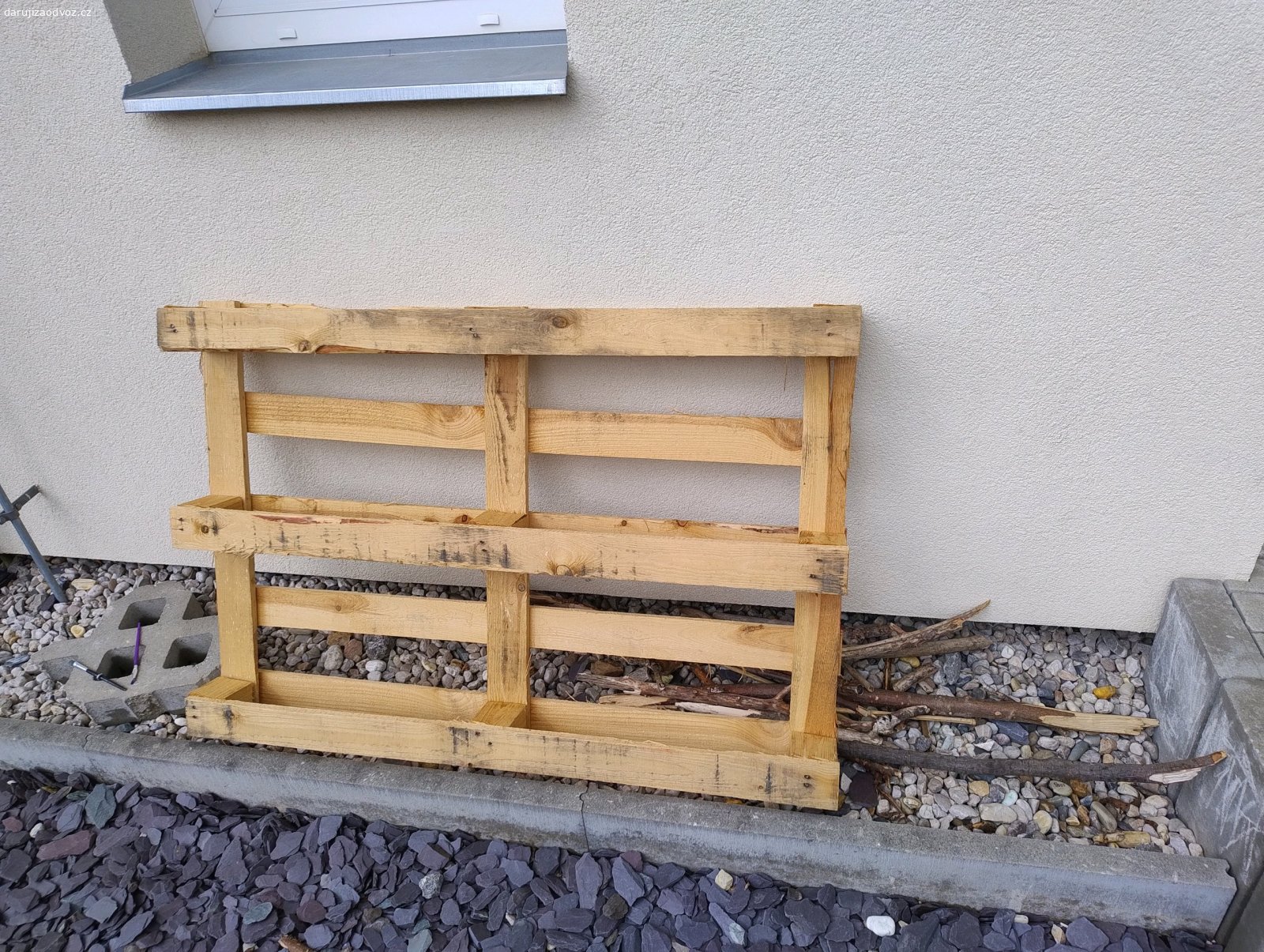 Dřevěná paleta. Daruji za odvoz paletu, třeba na podpal.