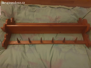 Dřevěná polička na chatu