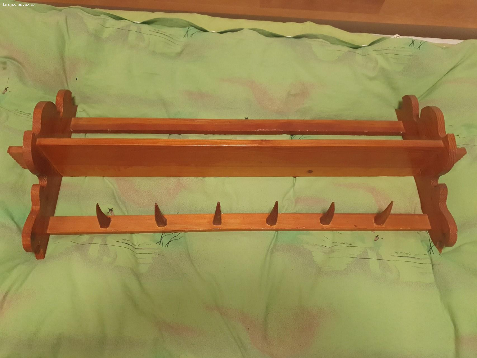 Dřevěná polička na chatu. polička není nijak poškozená 
max délka 95cm, šířka poličky 13cm, šířka celkem 15,5cm.