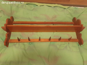 Dřevěná polička na chatu