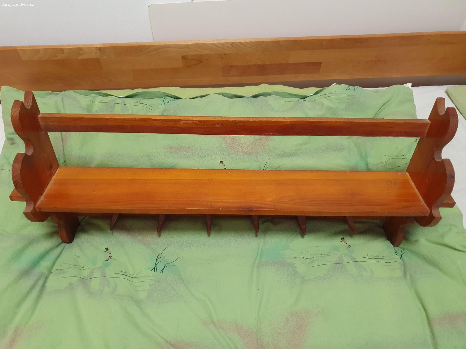 Dřevěná polička na chatu. polička není nijak poškozená 
max délka 95cm, šířka poličky 13cm, šířka celkem 15,5cm.