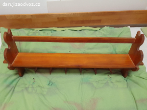 Dřevěná polička na chatu