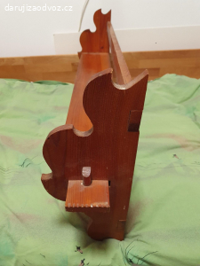 Dřevěná polička na chatu