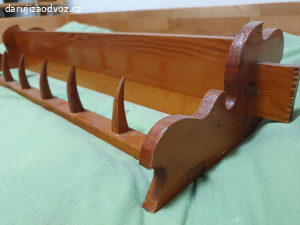 Dřevěná polička na chatu