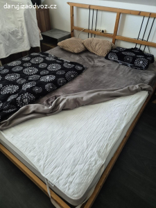Dřevěná postel 160cm