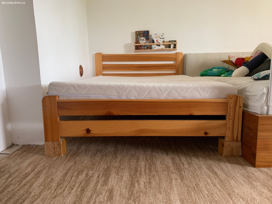 Dřevěná postel z masivu