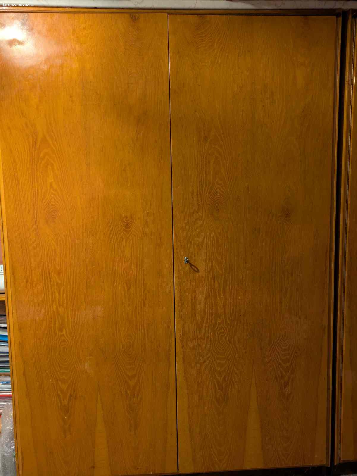 Dřevěná skříň. Daruji za odvoz drevenou skrin rozmery:62cm × 177cm ×120cm. V pripade zajmu me kontaktujte na telefonu, nebo na e- mailu…