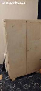 Dřevěná skříň