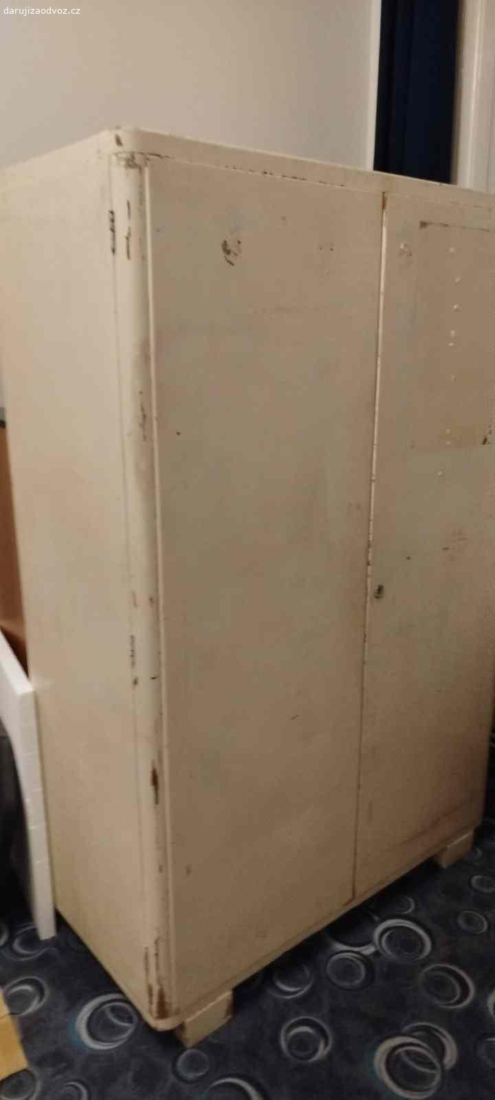 Dřevěná skříň. starší ale funkční dřevěná skříň na oblečení