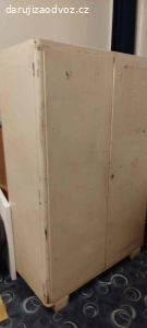 Dřevěná skříň