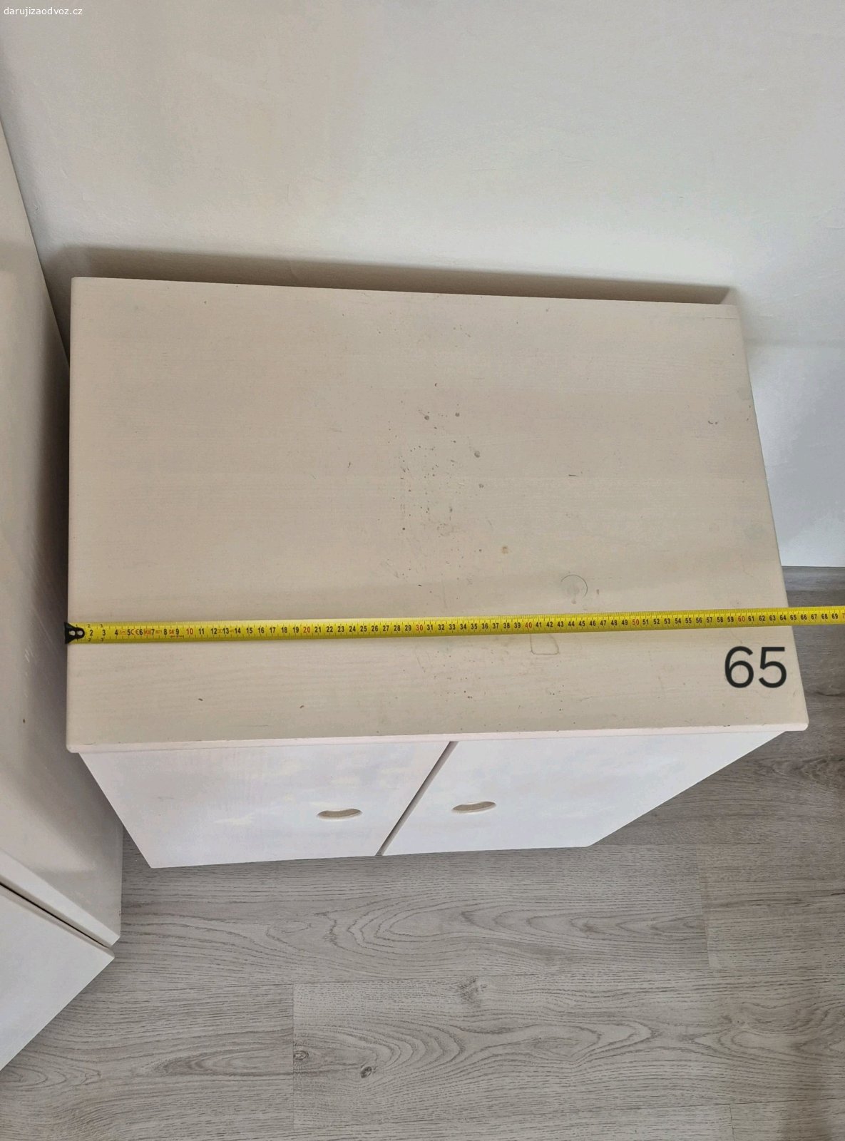 dřevěná skříňka 70x65x45. daruji dřevěnou skříňku, barva bílá do béžova