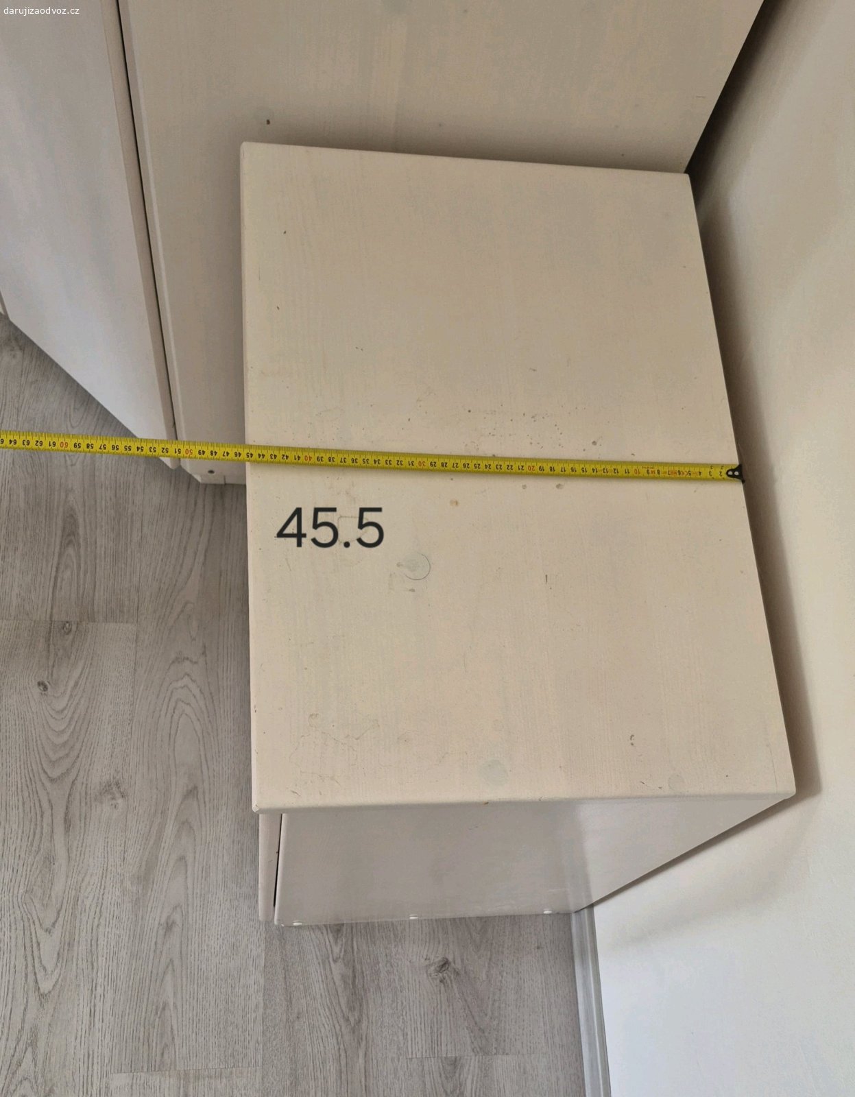 dřevěná skříňka 70x65x45. daruji dřevěnou skříňku, barva bílá do béžova