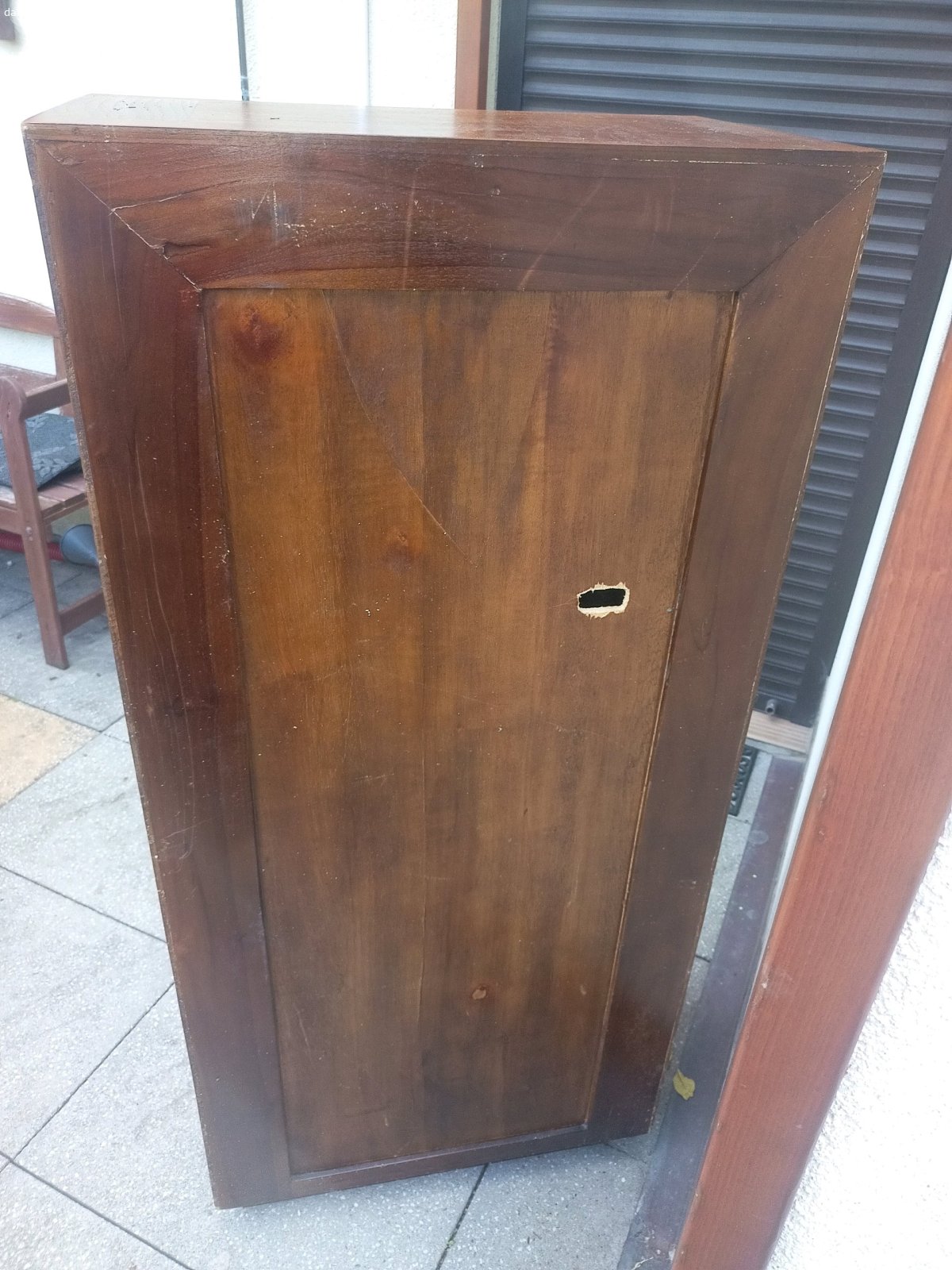 rezervace-Dřevěná skříňka. Nabízíme za odvoz dřevěnou skříňku, ca 150 cm. Má 5 šuplíků, v zadním panelu vyříznutou dírku, viz foto. Jeví známky opotřebení. Pouze osobní odběr, odvoz Praha 6-Liboc. Je těžká, nemohu pomoci při stěhování.