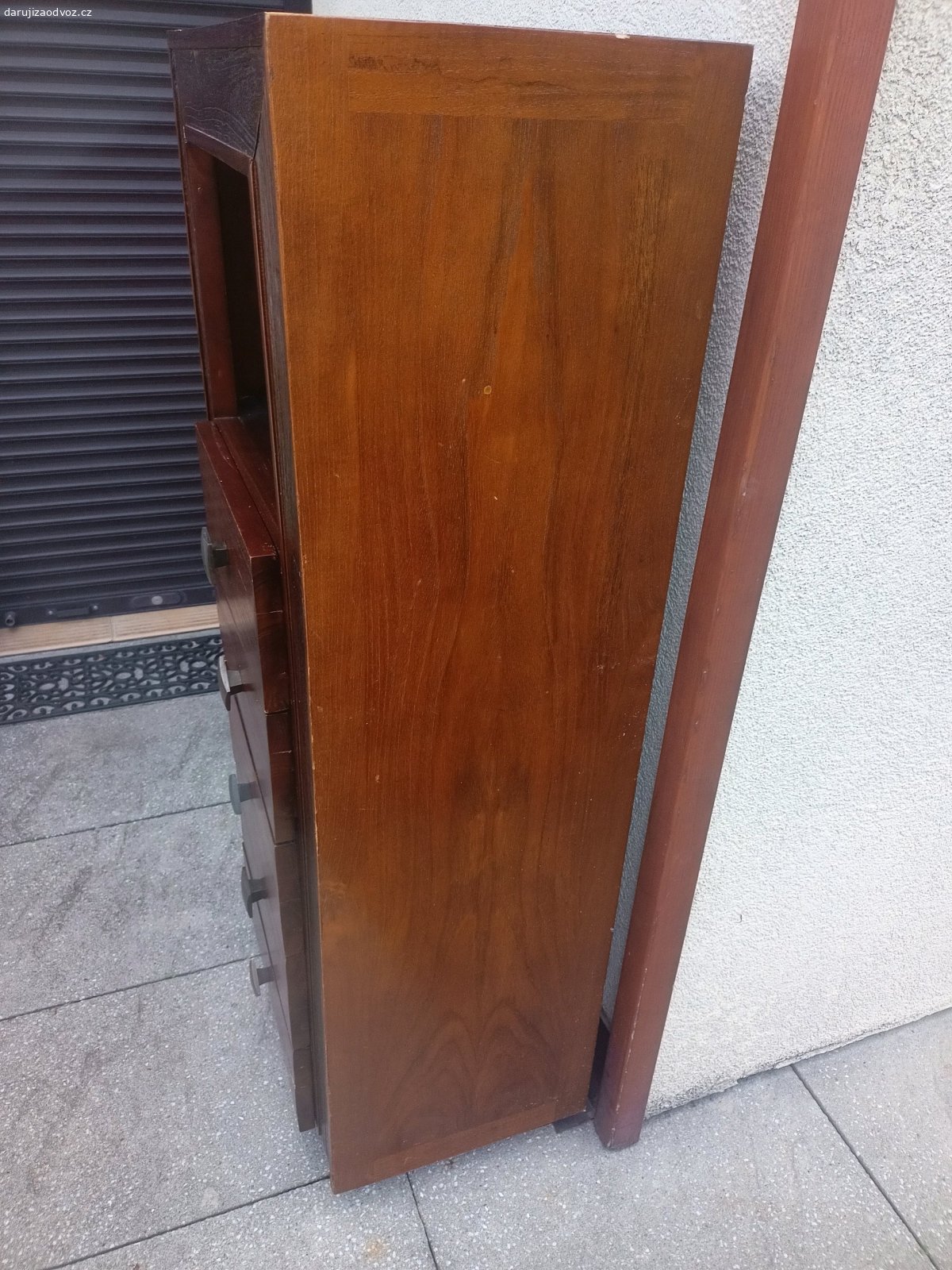 rezervace-Dřevěná skříňka. Nabízíme za odvoz dřevěnou skříňku, ca 150 cm. Má 5 šuplíků, v zadním panelu vyříznutou dírku, viz foto. Jeví známky opotřebení. Pouze osobní odběr, odvoz Praha 6-Liboc. Je těžká, nemohu pomoci při stěhování.