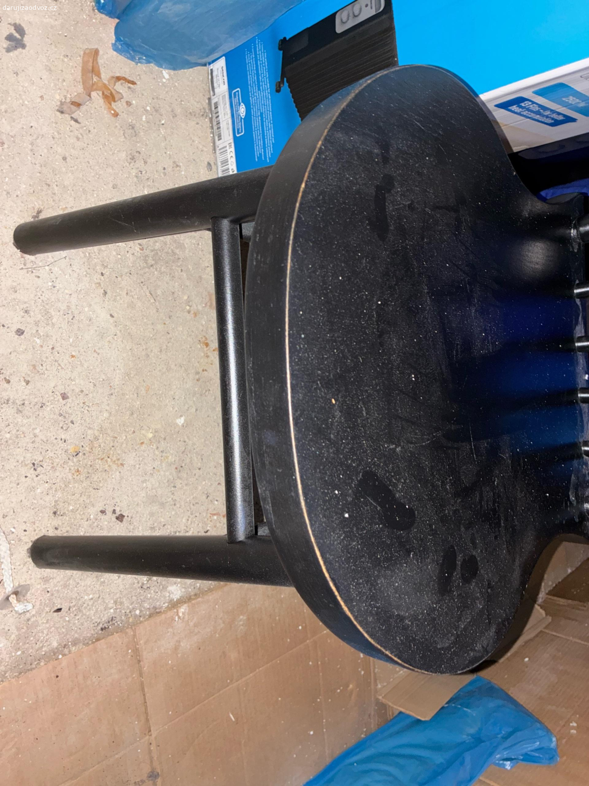 Dřevěná židle IKEA. Nabízím za odvoz, použitou, ale funkční dřevěnou židli v černé barvě z IKEA. Bydlíme v Brně Líšni naproti prodejně Renault/Dacia.