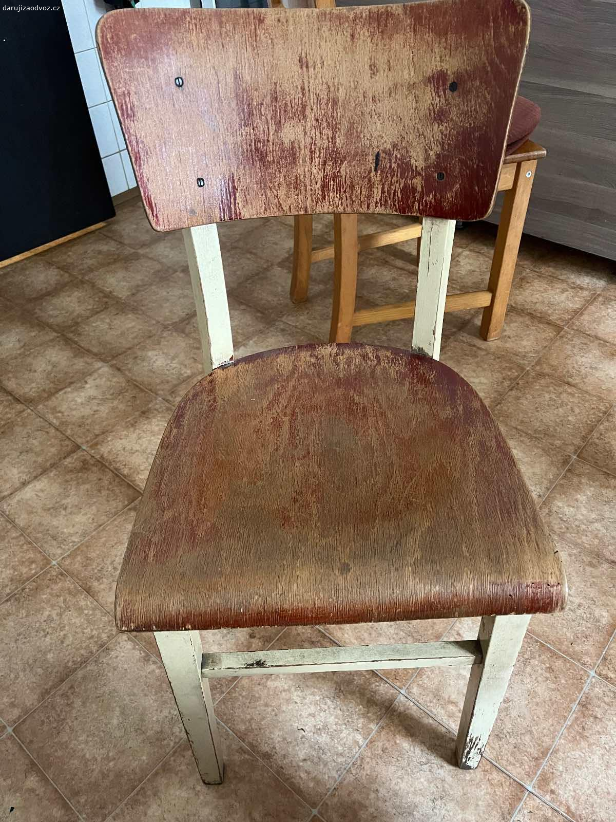 Dřevěná židle k renovaci. Starý, poctivý kousek