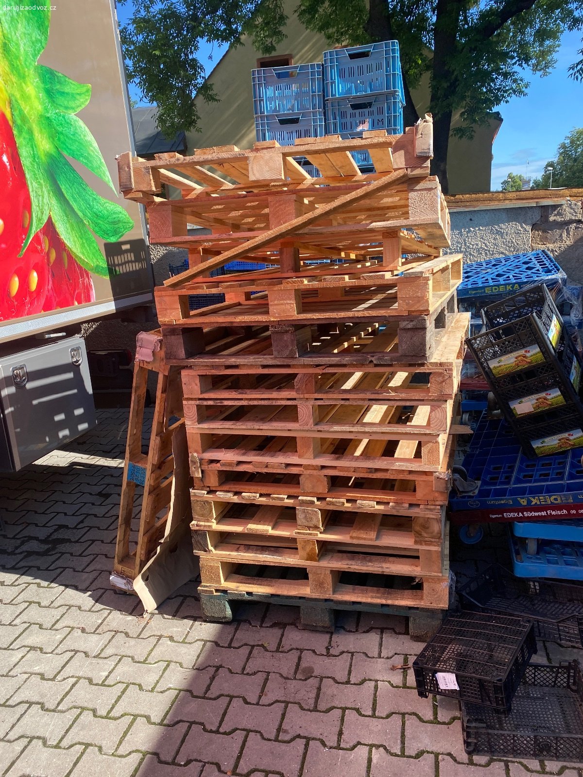 Dřevěné a plastové palety - pravidelný odběr Praha. Nabízím k odvozu dřevěné a plastové palety k dispozici ve firmě v Kunraticích. Dřevěné palety jsou k dispozici každý týden, v množství 5 až 8 kusů. Palety jsou volné, ve větším množství, různé rozměry, vhodné na opravu, stavební účely nebo recyklaci. V případě zájmu mě prosím kontaktujte, domluvíme si odběr.