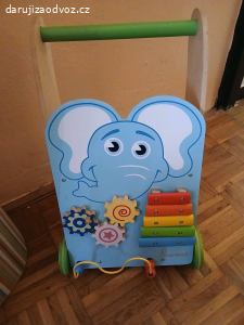 dřevěné chodítko.